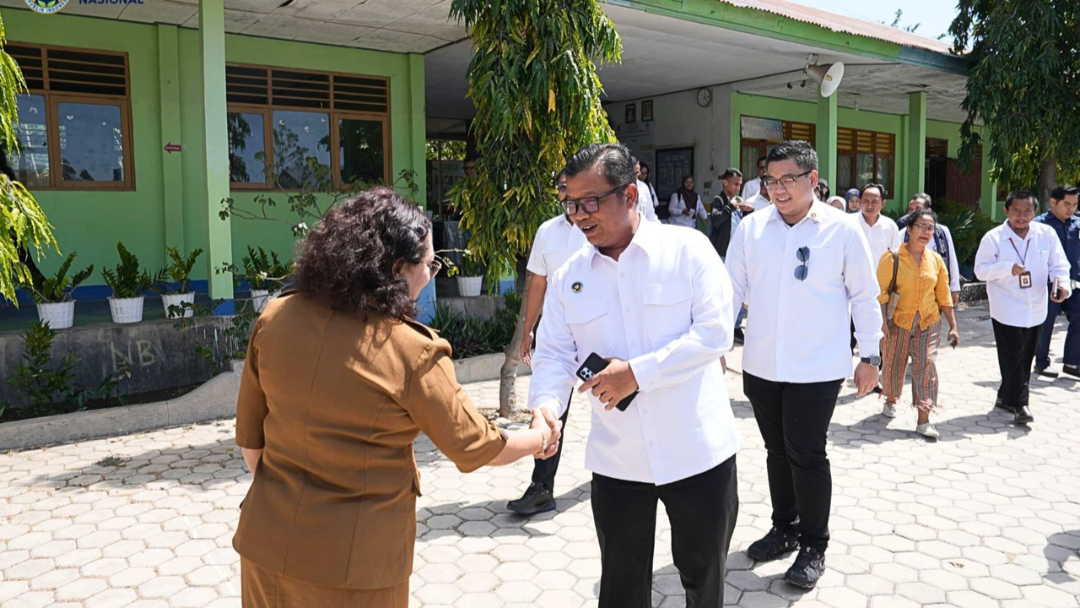 BGN Lingga Bersama BPOM dan PCO RI Tinjau Pelaksanaan MBG di Kupang