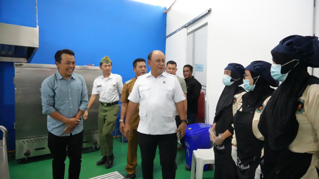 Dorong Ekonomi Rakyat melalui MBG, Kepala BGN Lingga Pantau SPPG di Bandung